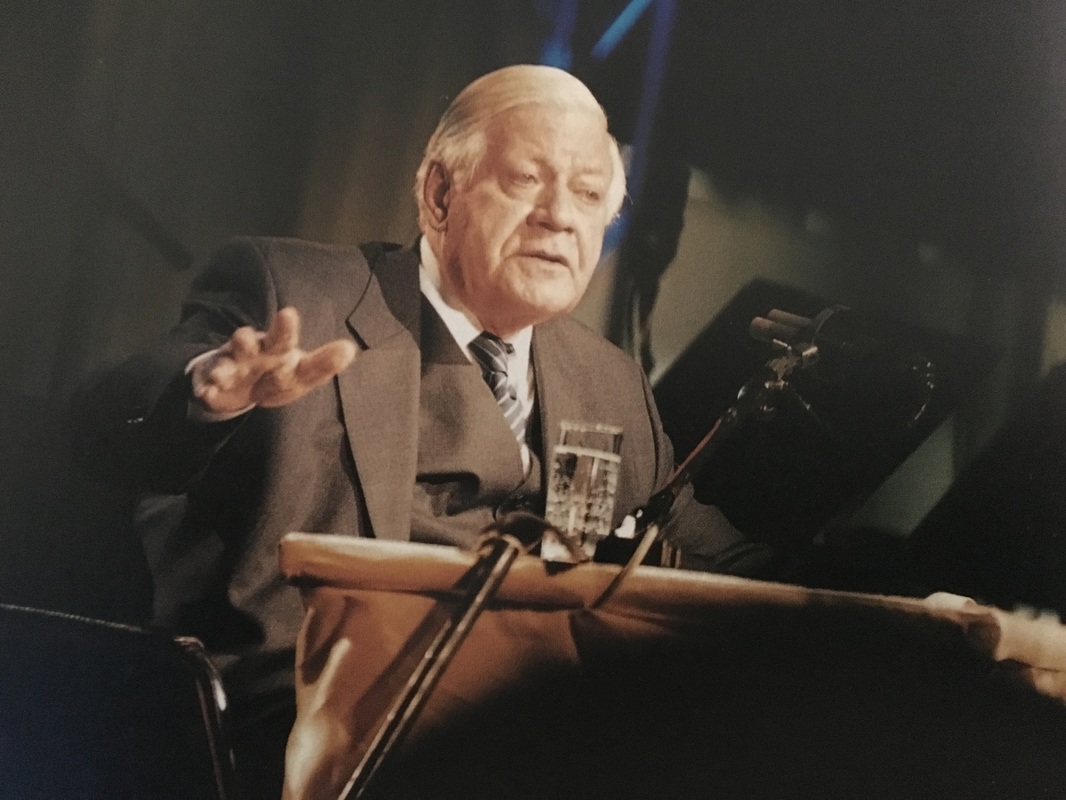 Helmut Schmidt presenting his Keynote Address at the Opening Ceremony